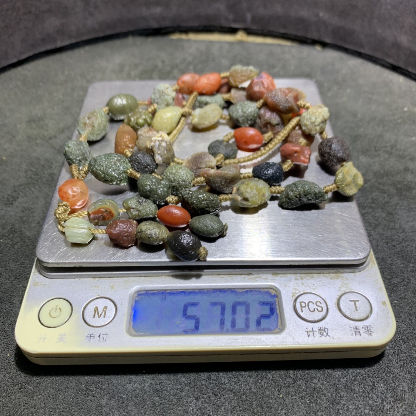 精美新疆黑山筋脉石玛瑙原石项链一条，