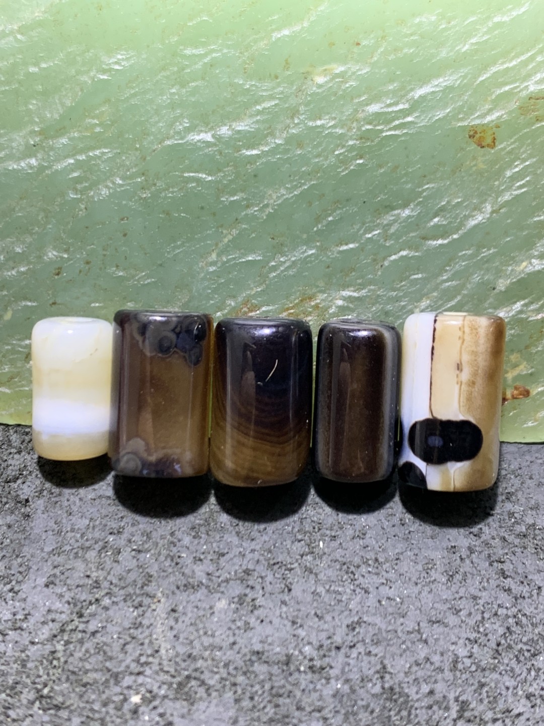 通货药师玛瑙通货随形桶珠5颗，