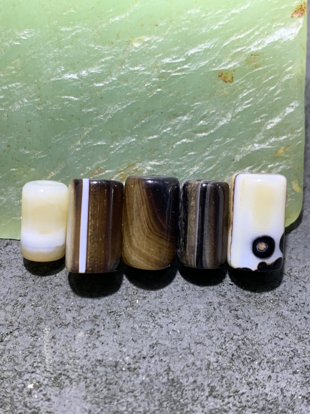 通货药师玛瑙通货随形桶珠5颗，