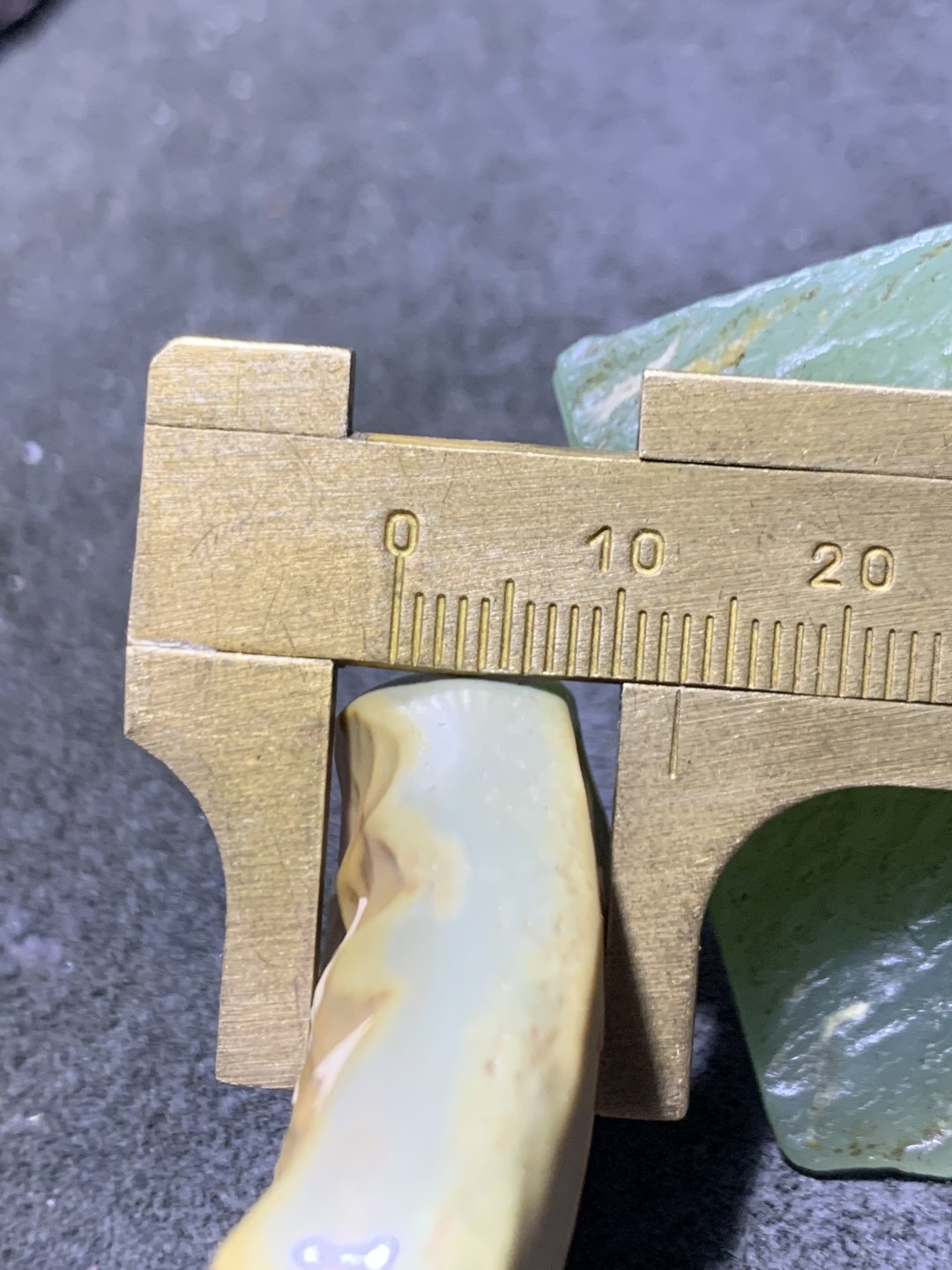 精美戈壁彩玉手工雕刻悟字把件（吊坠)一个