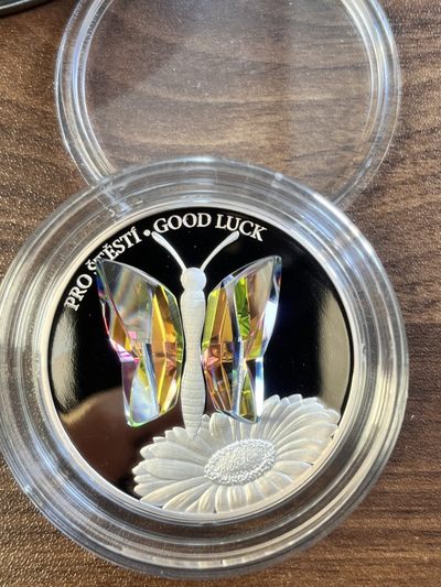 【海寧潮】拍卖第六十四期 - 【海寧潮】纽埃2016年水晶镶嵌系列蝴蝶祝您好运纪念银币原价1800，有氧化