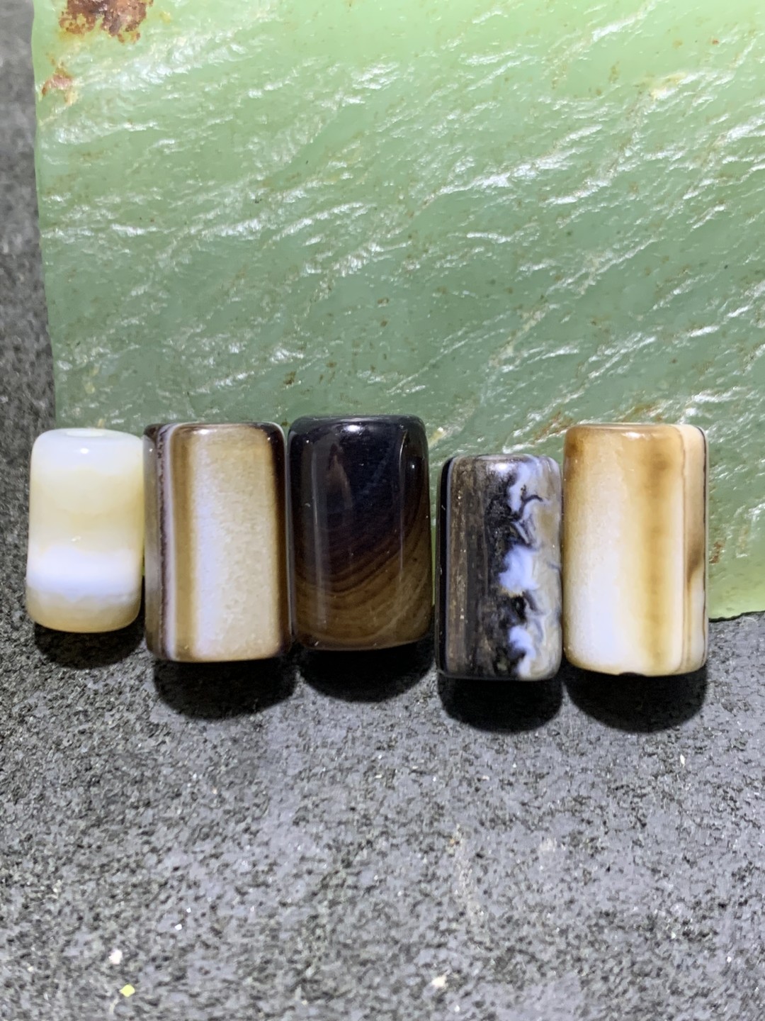 通货药师玛瑙通货随形桶珠5颗，