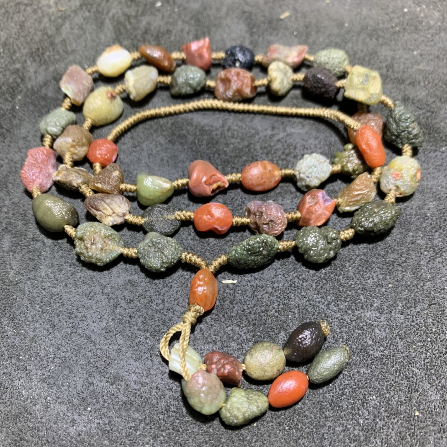 精美新疆黑山筋脉石玛瑙原石项链一条，