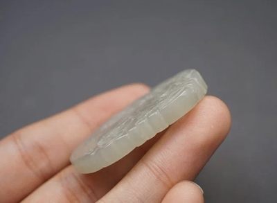 玉石翡翠玛瑙｜拍卖专场 和田玉｜苏工精雕·采花人物牌挂件