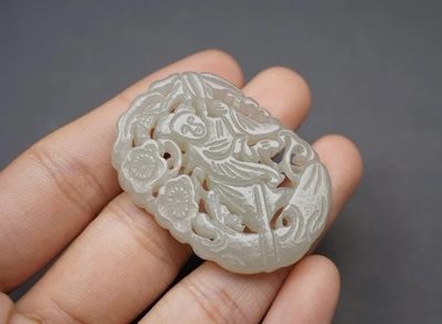 玉石翡翠玛瑙｜拍卖专场 和田玉｜苏工精雕·采花人物牌挂件
