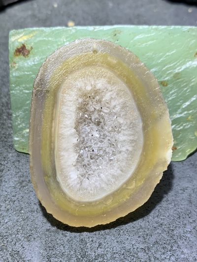 精美原皮高玉化冻料蒙料晶洞战国红玛瑙手工影雕工艺佛影把件一个， - 精美原皮高玉化冻料蒙料晶洞战国红玛瑙手工影雕工艺佛影把件一个，