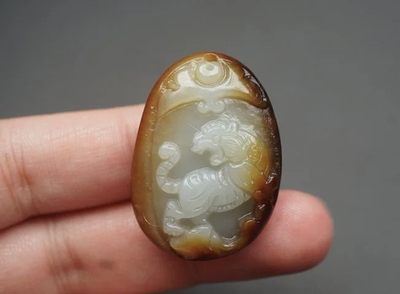 玉石翡翠玛瑙｜拍卖专场 - 和田玉｜苏工巧雕·虎啸山林挂件