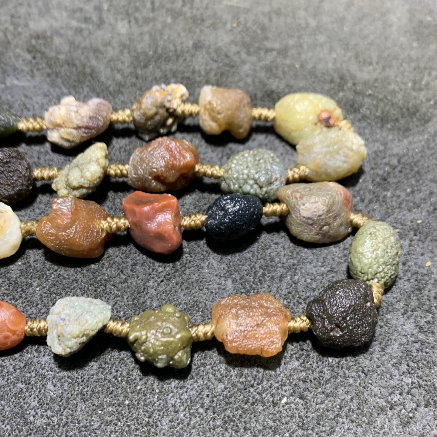 精美新疆黑山筋脉石玛瑙原石项链一条，