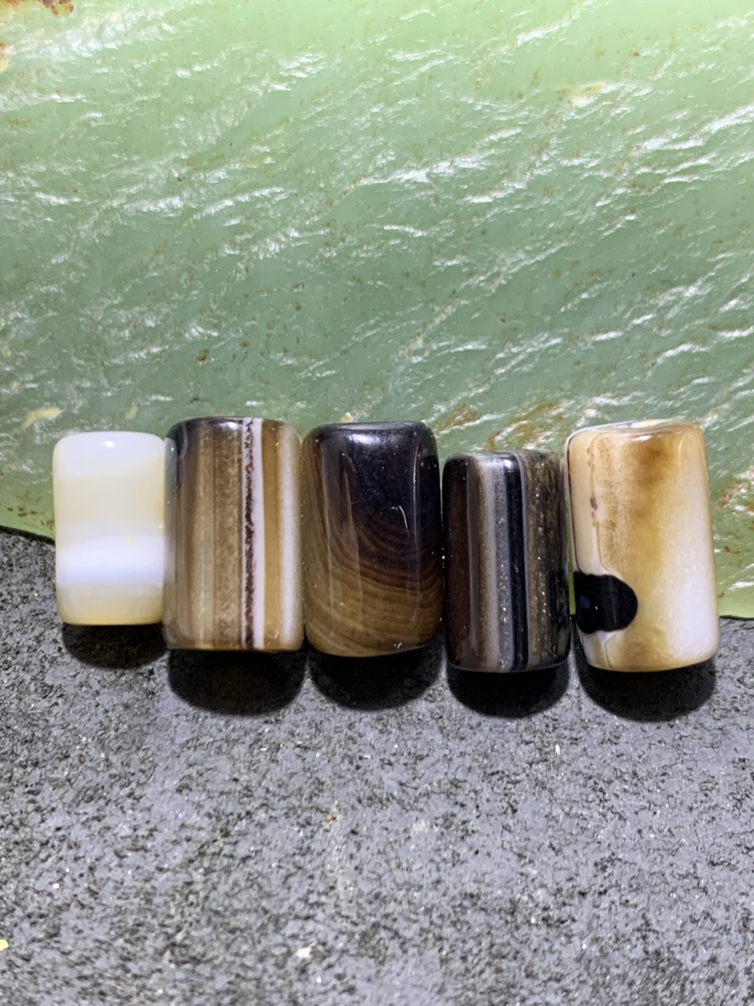 通货药师玛瑙通货随形桶珠5颗，