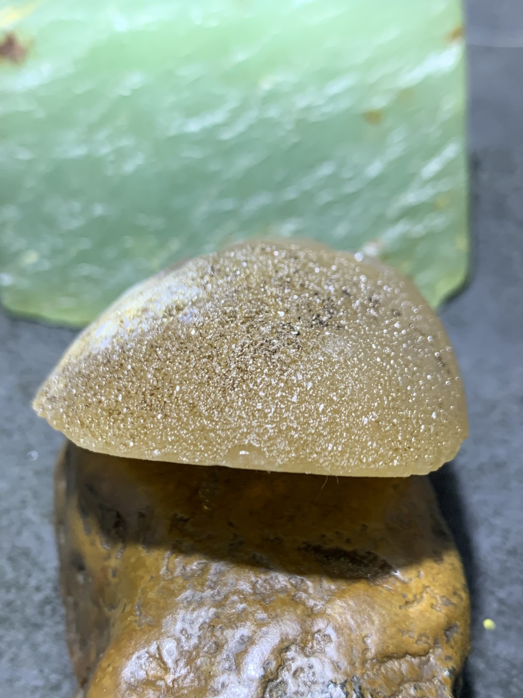 精美原皮高玉化冻料蒙料晶洞战国红玛瑙手工影雕工艺佛影把件一个，