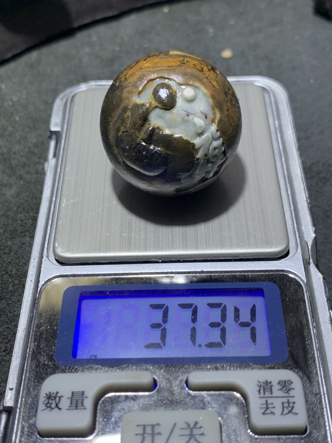 精美亚光原皮天眼纹瓷白料战国红玛瑙手工俏色巧雕一心向佛意境大圆珠一颗！