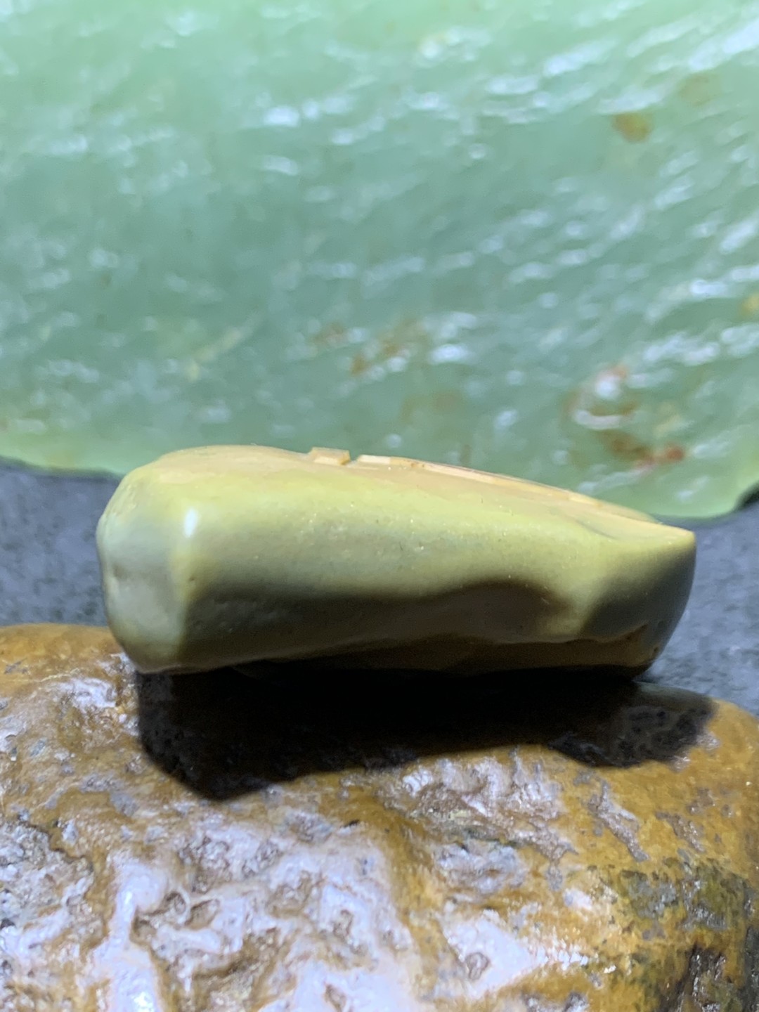 精美戈壁彩玉手工雕刻悟字把件（吊坠)一个