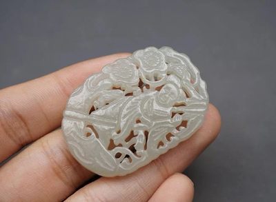 玉石翡翠玛瑙｜拍卖专场 和田玉｜苏工精雕·采花人物牌挂件