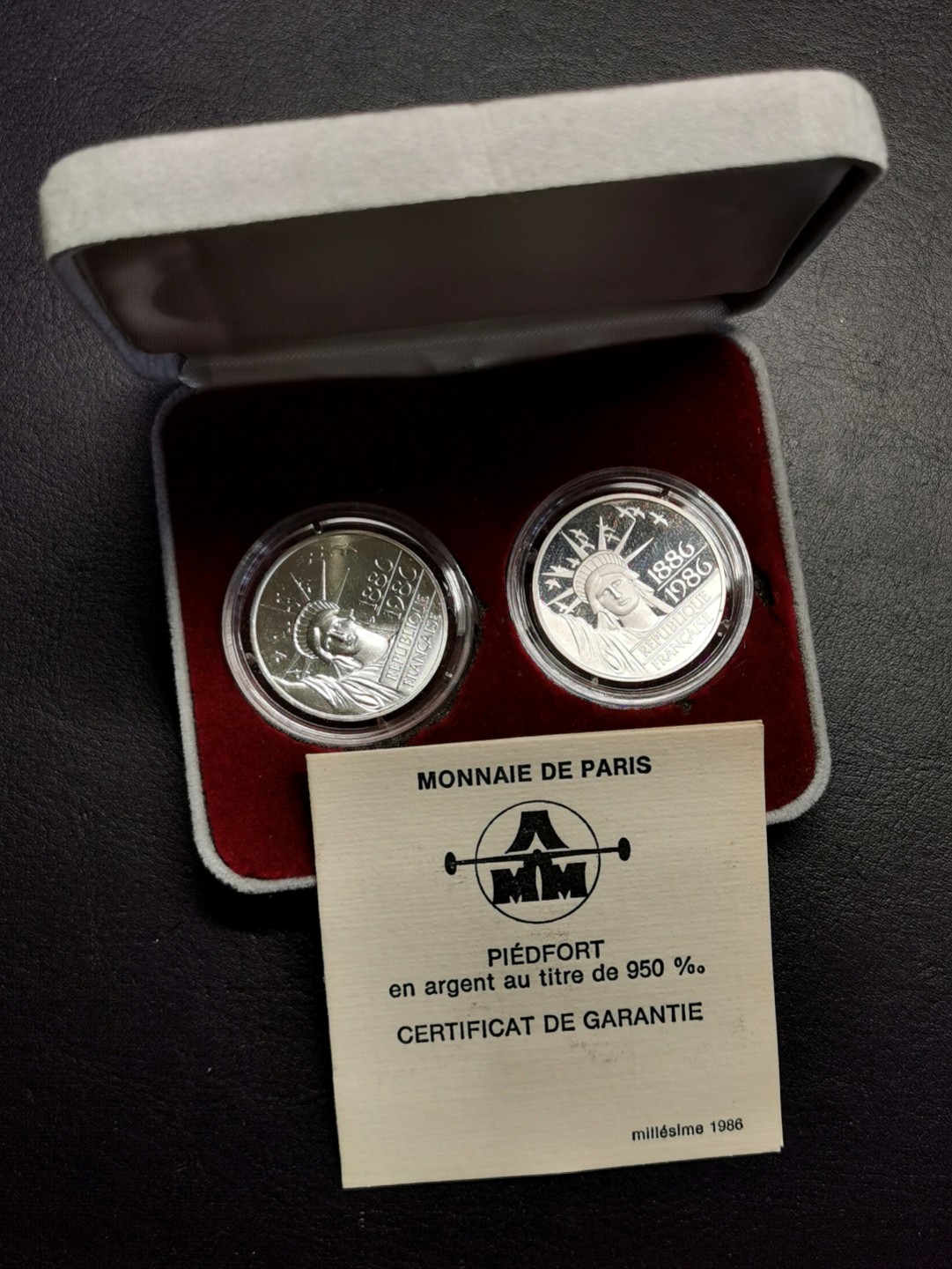 凡希社世界钱币微拍第二百三十二期 1986法国赠送美国自由女神像百年纪念加厚100法郎精制普制两枚装原盒证书！