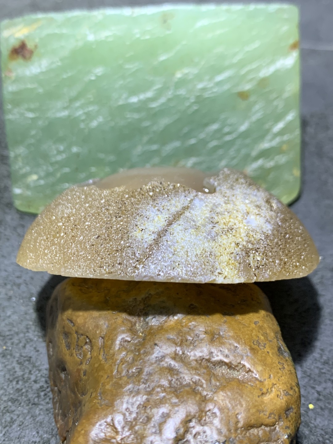 精美原皮高玉化冻料蒙料晶洞战国红玛瑙手工影雕工艺佛影把件一个，