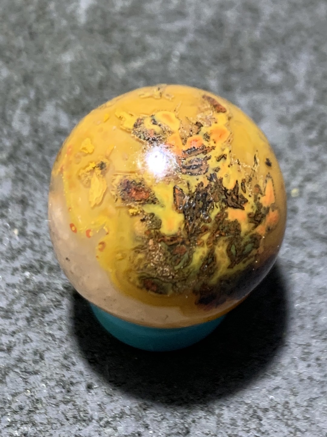 精美冰飘黄金草花纹战国红玛瑙随形圆珠一颗，