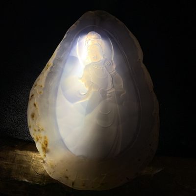 重器天然冰纹原皮玛瑙巧雕观音菩萨大 牌子一块 重器天然冰纹原皮玛瑙巧雕观音菩萨大 牌子一块