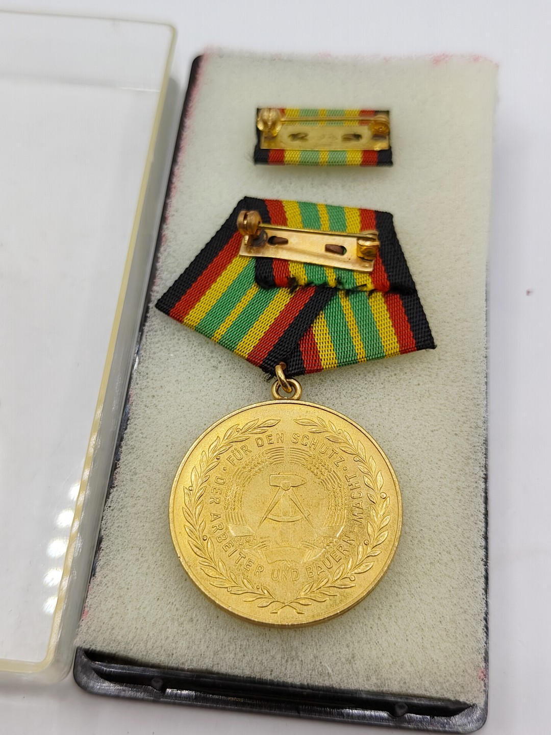 全场0元起拍 第40期 咸鱼国勋章拍卖专场 3月22日（周三）下午6：00开始 东德15年服役章