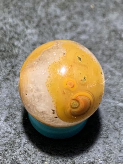 精美冰飘草花纹战国红玛瑙随形小圆珠一颗， 精美冰飘草花纹战国红玛瑙随形小圆珠一颗，