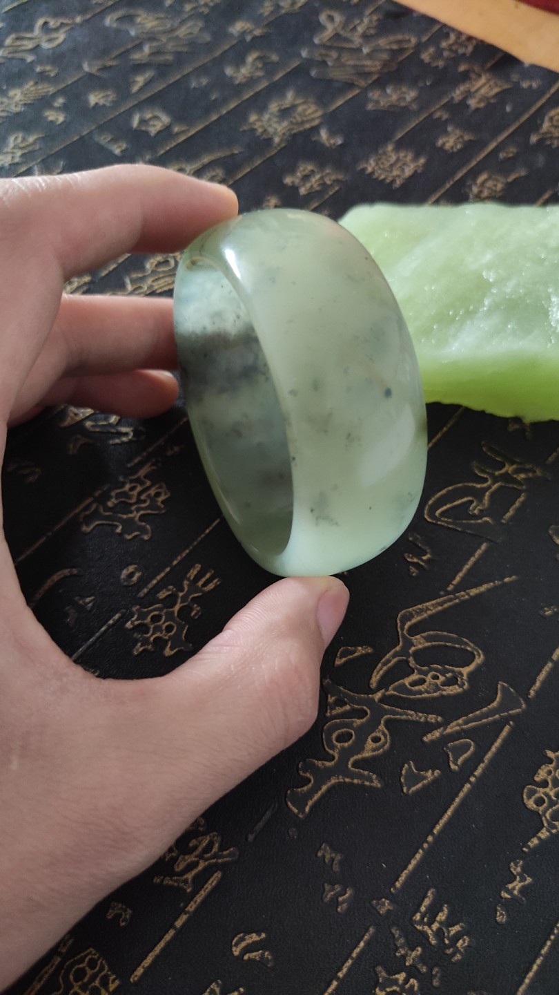 岫玉水墨飘花手镯实物拍摄轮胎宽版水墨丹青玉手镯