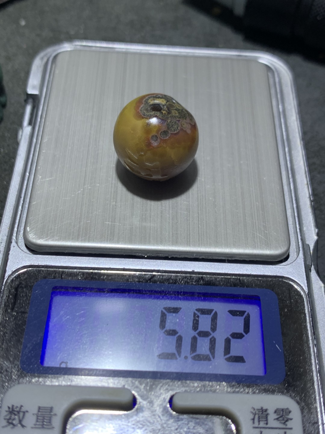 原皮风化纹战国红玛瑙手工雕刻戒字随形珠一颗！
