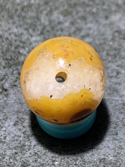 精美冰飘草花纹战国红玛瑙随形小圆珠一颗， 精美冰飘草花纹战国红玛瑙随形小圆珠一颗，