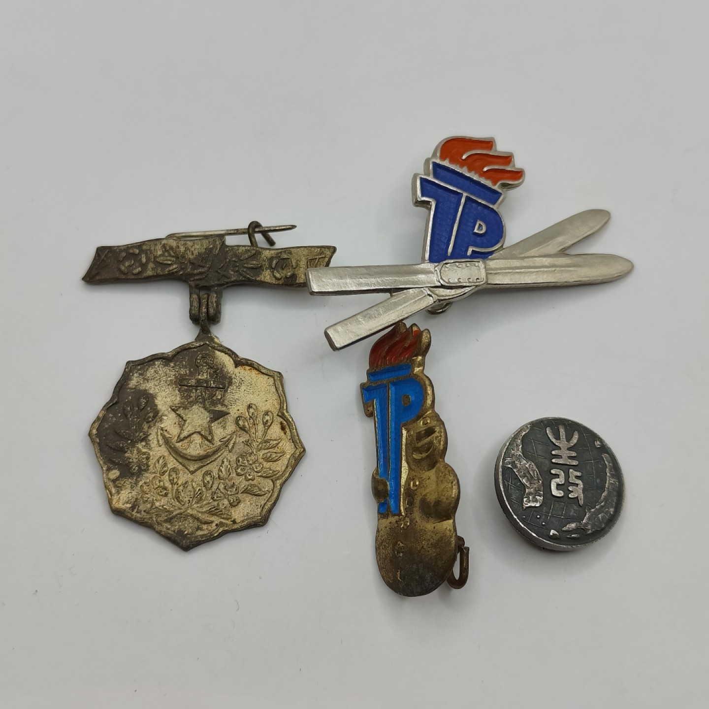 全场0元起拍 第40期 咸鱼国勋章拍卖专场 3月22日（周三）下午6：00开始 徽章一组