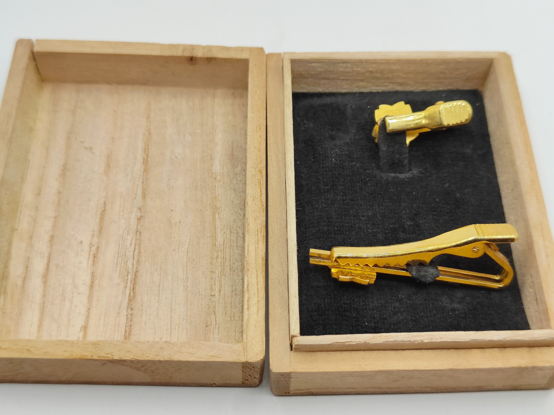 全场0元起拍 第40期 咸鱼国勋章拍卖专场 3月22日（周三）下午6：00开始 自卫队父兄会领带夹