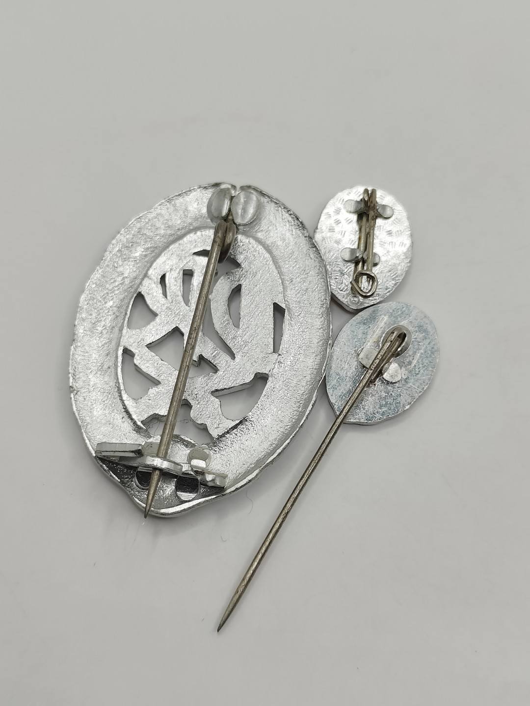 全场0元起拍 第40期 咸鱼国勋章拍卖专场 3月22日（周三）下午6：00开始 东德GST银级军事技能章一套