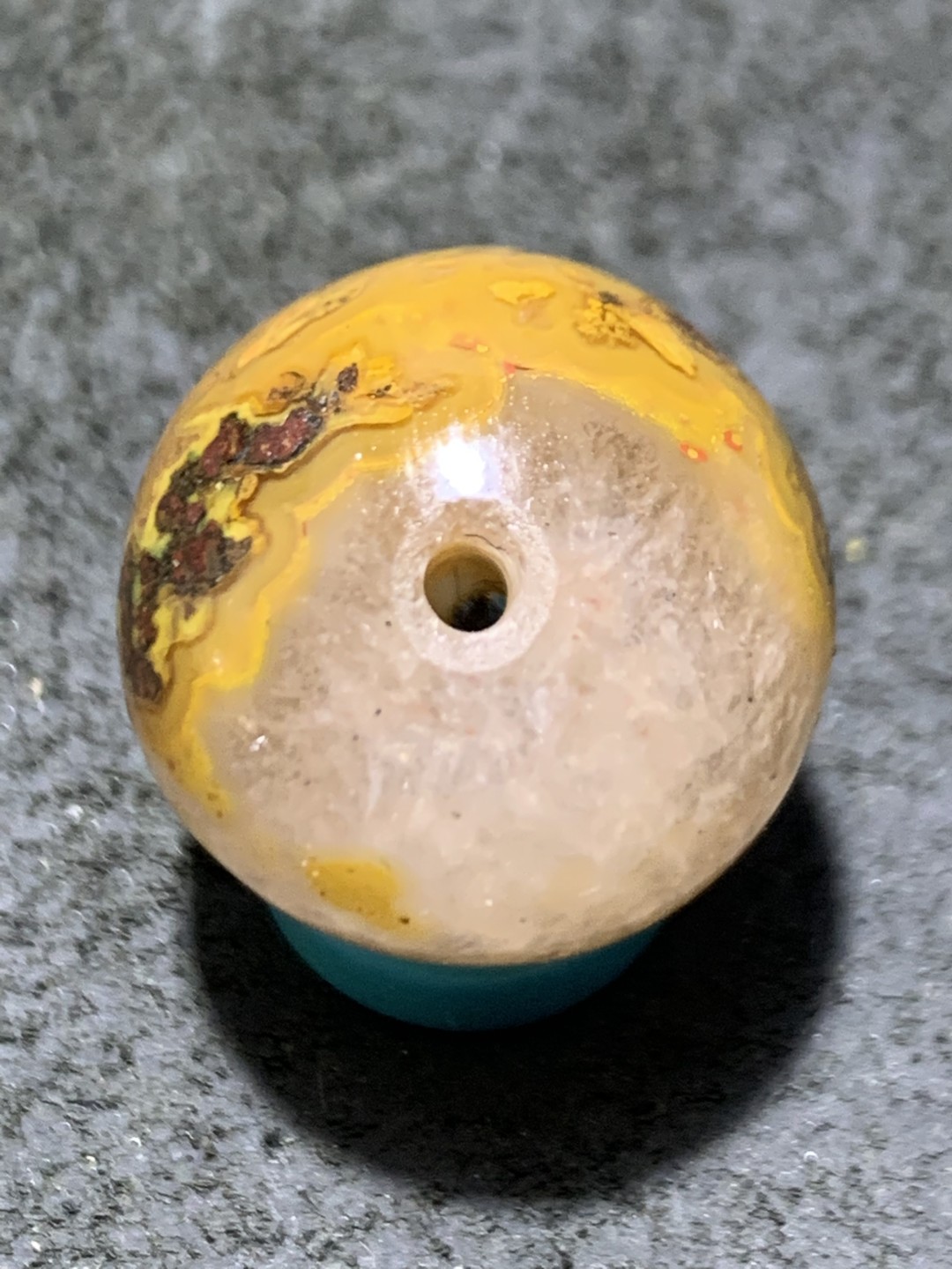 精美冰飘黄金草花纹战国红玛瑙随形圆珠一颗，