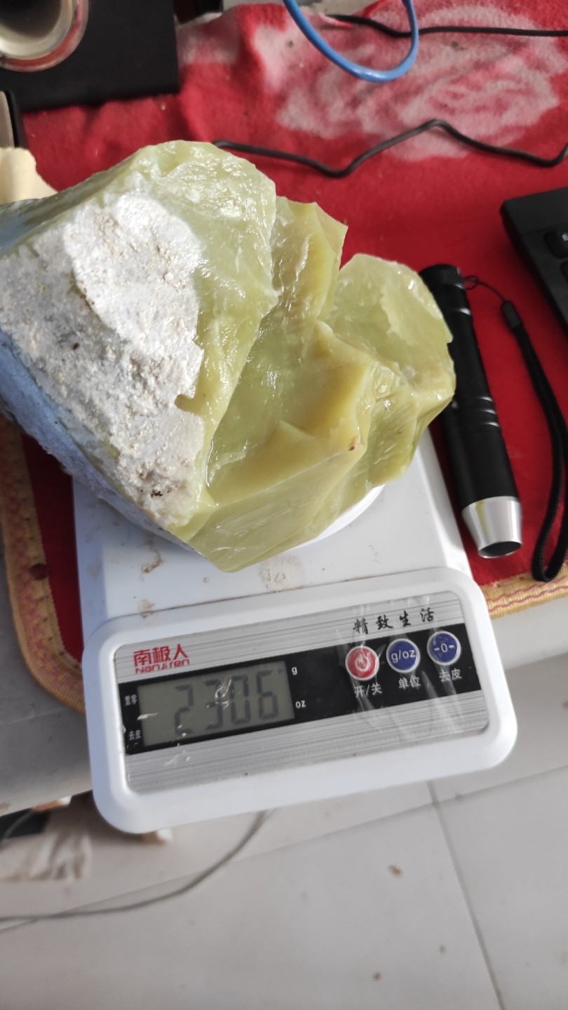 新疆若羌岫玉黄口料2300多克可做牌子把件摆件实物拍摄