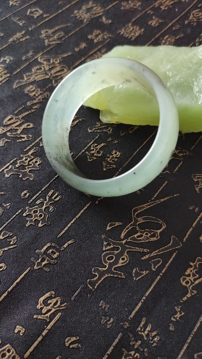 岫玉水墨飘花手镯实物拍摄轮胎宽版水墨丹青玉手镯 岫玉水墨飘花手镯实物拍摄轮胎宽版水墨丹青玉手镯