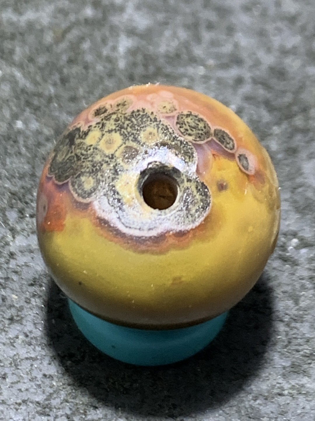 原皮风化纹战国红玛瑙手工雕刻戒字随形珠一颗！