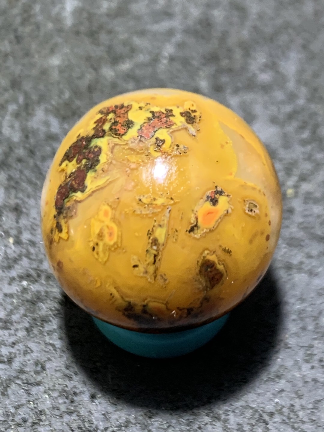 精美冰飘黄金草花纹战国红玛瑙随形圆珠一颗，