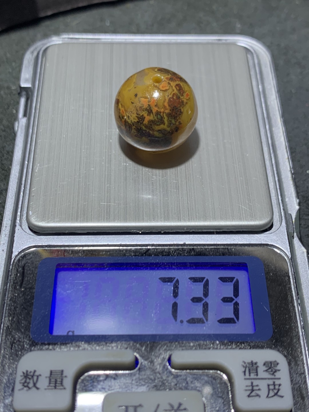 精美冰飘黄金草花纹战国红玛瑙随形圆珠一颗，