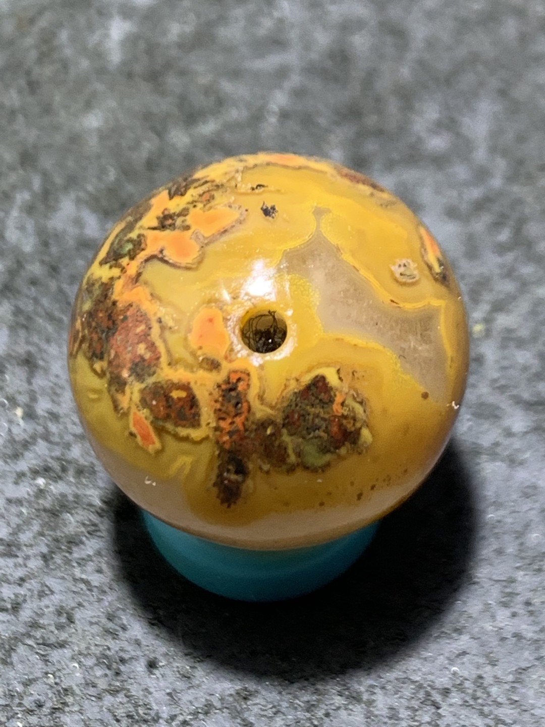 精美冰飘黄金草花纹战国红玛瑙随形圆珠一颗，