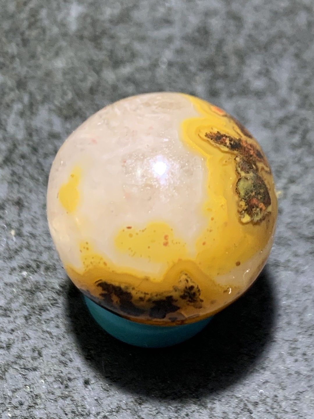 精美冰飘黄金草花纹战国红玛瑙随形圆珠一颗，