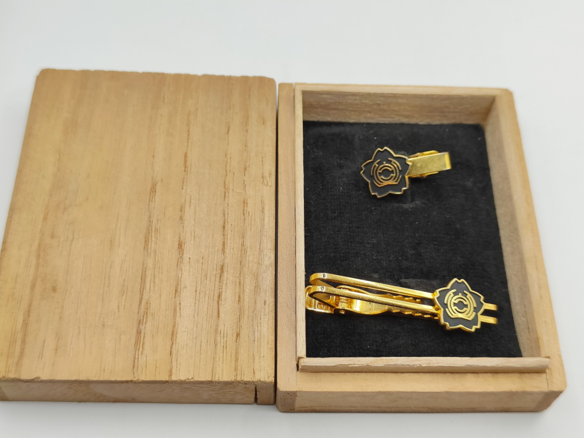 全场0元起拍 第40期 咸鱼国勋章拍卖专场 3月22日（周三）下午6：00开始 自卫队父兄会领带夹