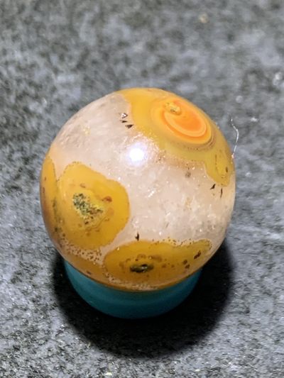 精美冰飘草花纹战国红玛瑙随形小圆珠一颗， 精美冰飘草花纹战国红玛瑙随形小圆珠一颗，