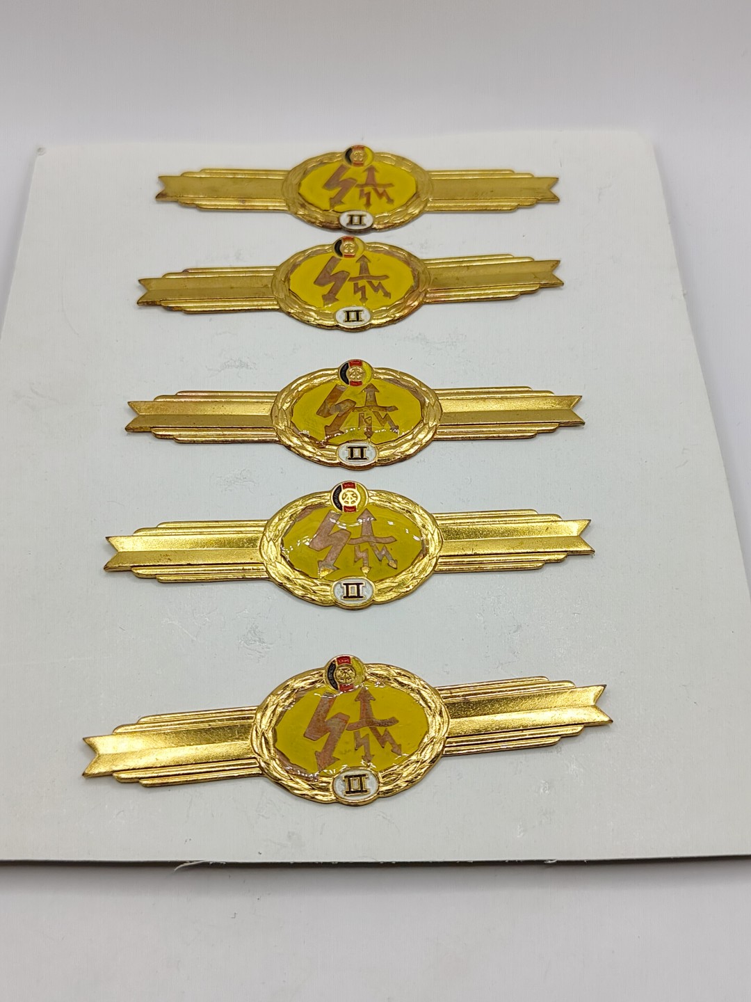 全场0元起拍 第40期 咸鱼国勋章拍卖专场 3月22日（周三）下午6：00开始 东德通讯兵技能章一板