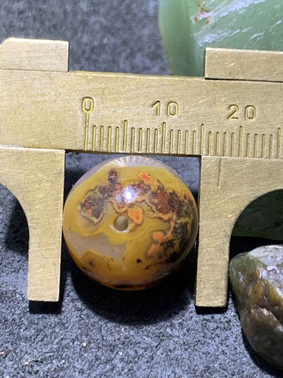 精美冰飘黄金草花纹战国红玛瑙随形圆珠一颗，