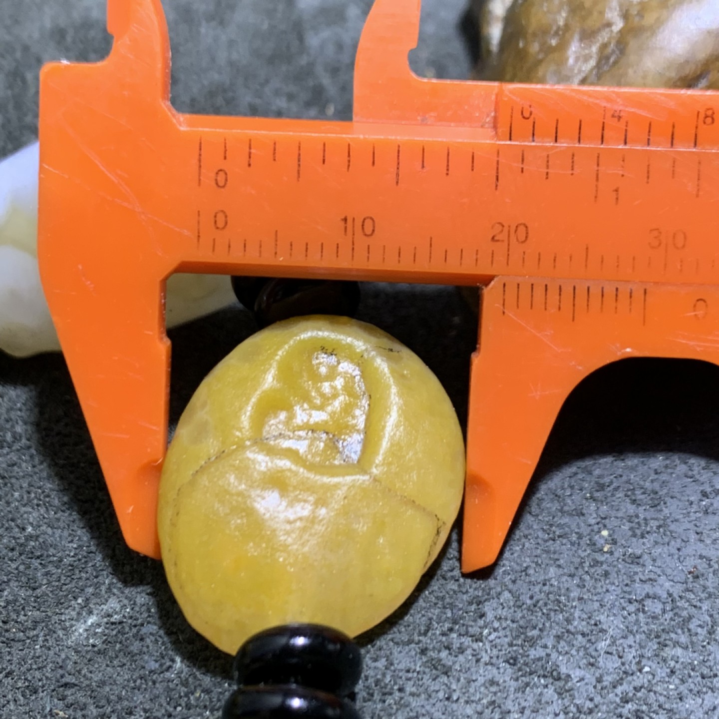精美阿拉善彩珠玛瑙原石手串一条