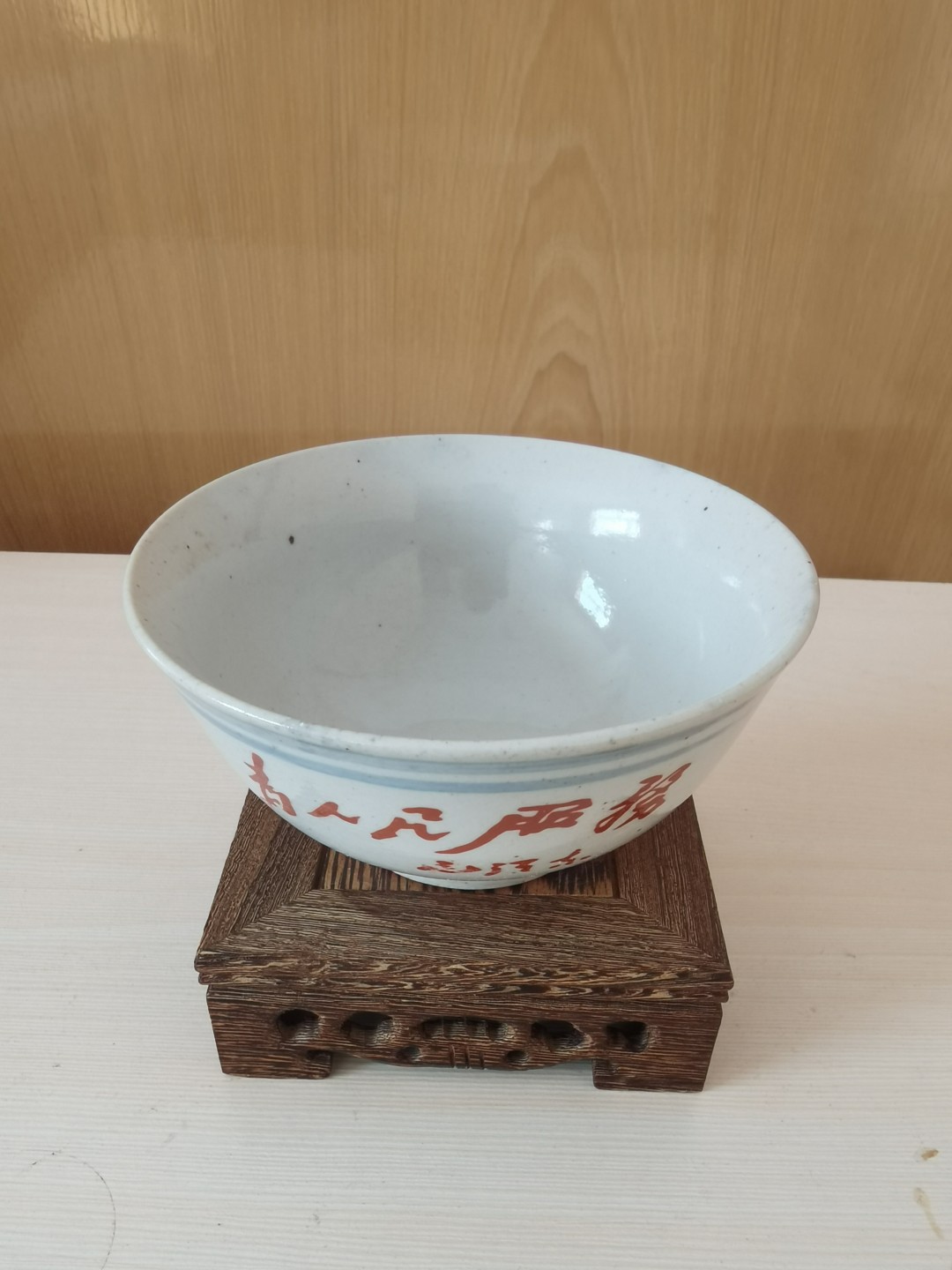 文革瓷器为人民服务瓷碗 早年收藏，保存完好无损，直径12厘米，高6厘米左右，国营石弯瓷厂60年代产，为人民服务据有时代感，见碗就见到那火红，老物件越留越值钱，喜欢的朋友不要错过