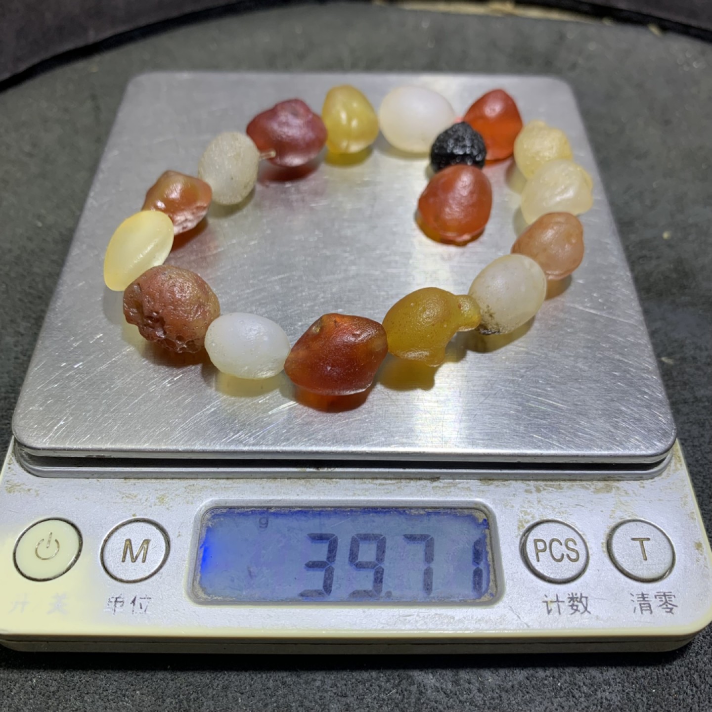 精美阿拉善彩珠玛瑙原石吊坠款手串一条，