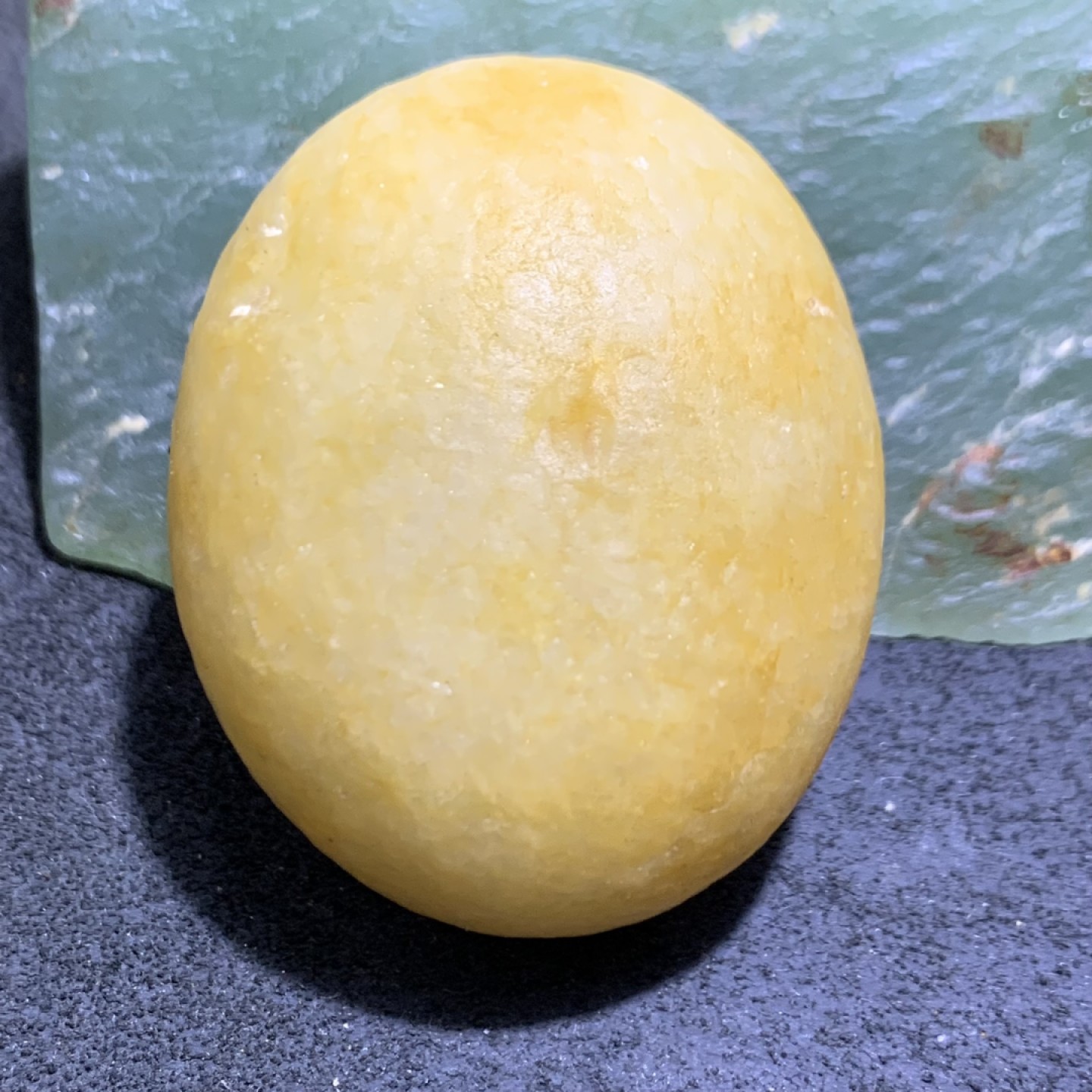 精美天然地表黄白料金丝玉籽料原石一块，