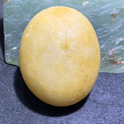 精美天然地表黄白料金丝玉籽料原石一块， 精美天然地表黄白料金丝玉籽料原石一块，