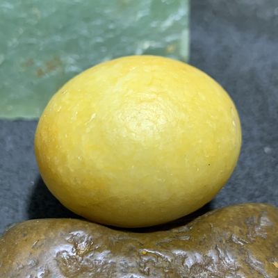 精美天然地表黄白料金丝玉籽料原石一块， 精美天然地表黄白料金丝玉籽料原石一块，