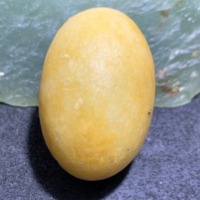 精美天然地表黄白料金丝玉籽料原石一块， 精美天然地表黄白料金丝玉籽料原石一块，