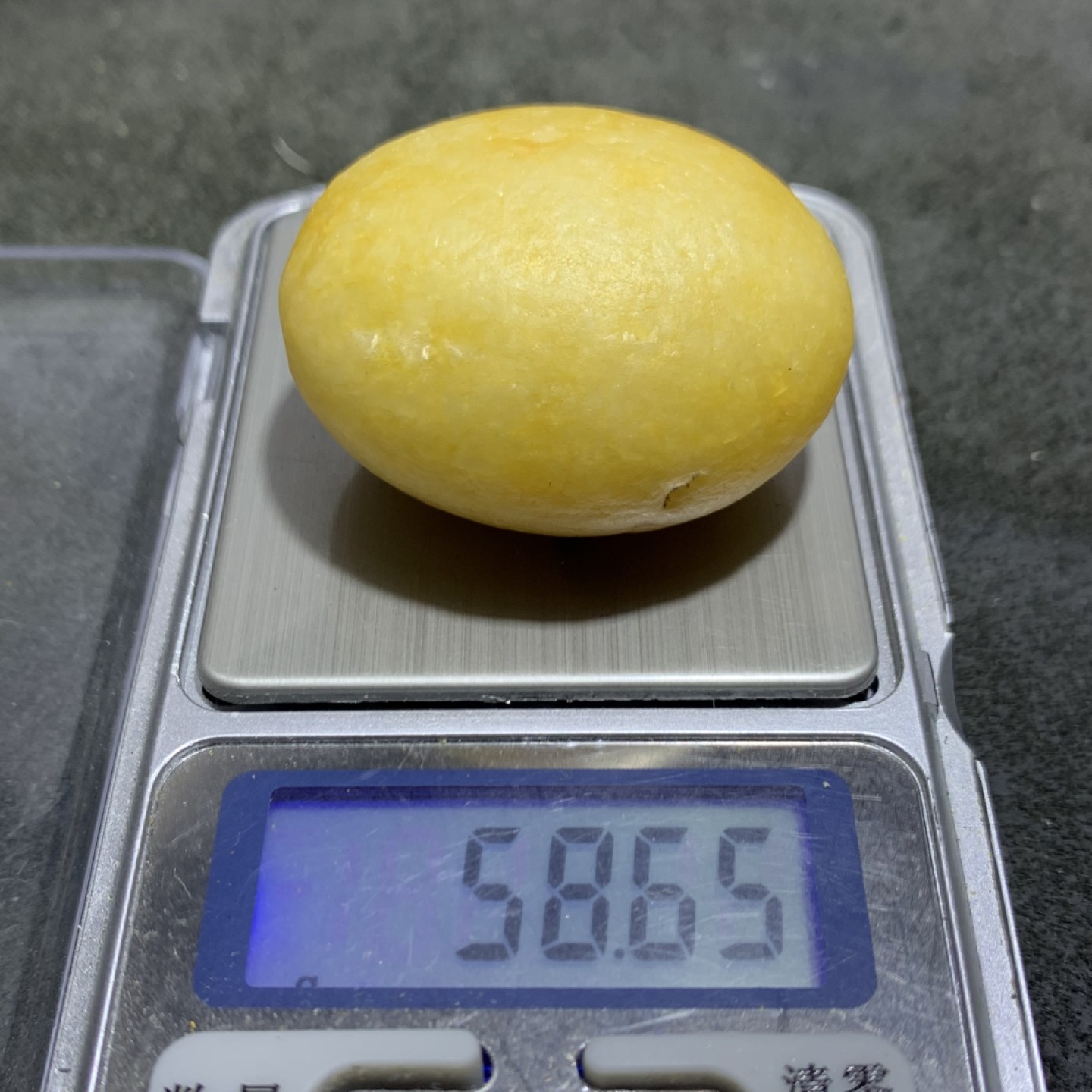 精美天然地表黄白料金丝玉籽料原石一块，
