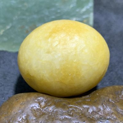 精美天然地表黄白料金丝玉籽料原石一块， 精美天然地表黄白料金丝玉籽料原石一块，